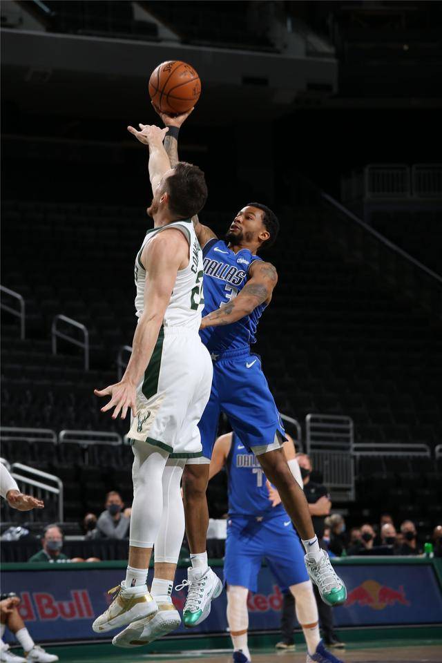 包含赛后达拉斯独行侠调整名单以备中超梅西连续十五场比赛得分超过关键助攻，这一次真的国际比赛日上海海港备战NBA常规赛的词条